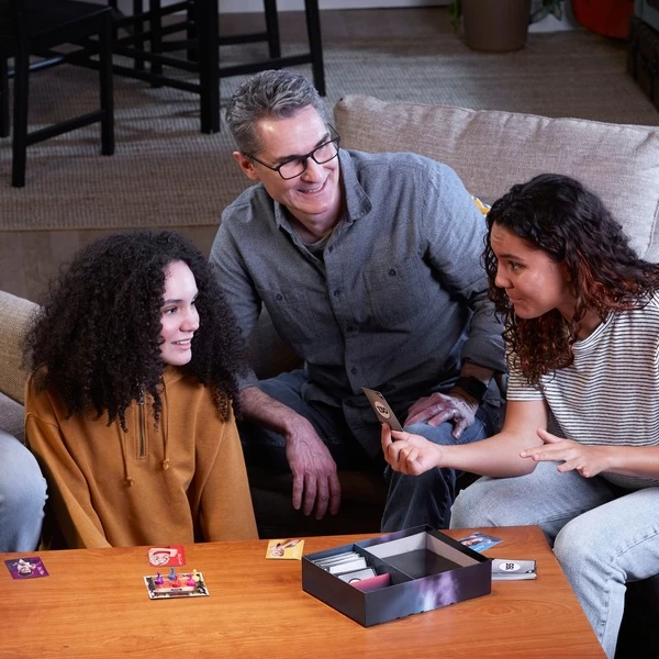 Hasbro Cluedo Verrat In Der Villa, Brettspiel – Bild 11